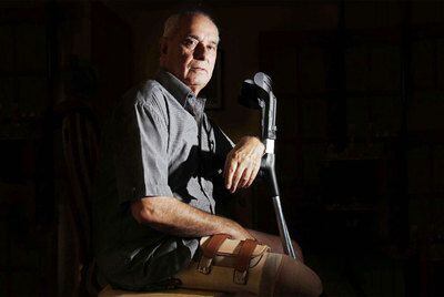 Edelmiro del Río, jubilado de 71 años que necesita una prótesis para volver a andar, en su domicilio de Granollers.