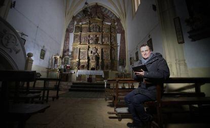 Roberto Castro vive en Quintanilla de Riofresno, en Burgos, es el alcalde y ha iniciado una campaña de captación de dinero para salvar el retablo que tiene su pueblo.