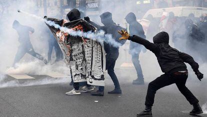 Encapuchados se enfrentan a la policía en París durante una marcha contra la "brutalidad policial".