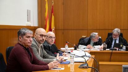 Los 'paparazzi' Gustavo González (izquierda) y Diego Arrabal (segundo por la izquierda), este martes 23 de enero en la Audiencia de Barcelona.