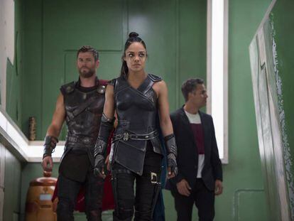 Desde la izquierda, Chris Hemsworth, Tessa Thompson y Mark Ruffalo, en 'Thor: Ragnarok'.