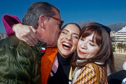 La finalista del BenidormFest 2023, Blanca Paloma abraza a sus padres, Fran Ramos y Mari Carmen Baeza, momentos antes del sorteo en el orden de actuación para la final de este sábado.