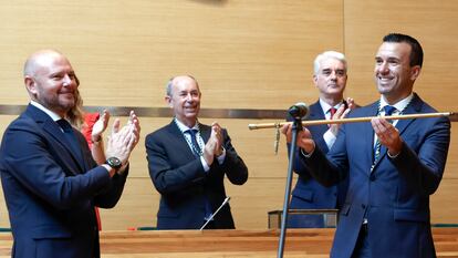 El candidato del PP, Vicent Mompó, recibe la vara de mando de manos del anterior responsable, el socialista Toni Gaspar, este viernes.