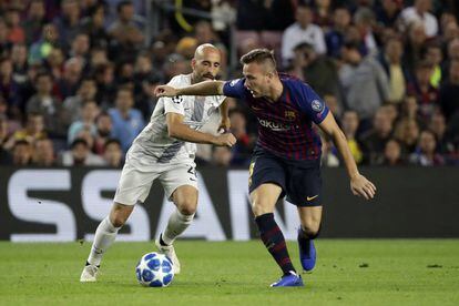 Arthur disputa el balón con Borja Valero.