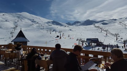 Terraza del restaurante Alcazaba, en Borreguiles (Sierra Nevada).
