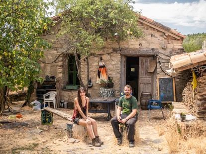 Lalo Aracil y Andrea Martín, dos de los jóvenes que han repoblado el pueblo abandonado de Fraguas, en Guadalajara.