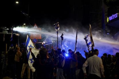 Un cañón de agua es usado contra los manifestantes en Jerusalén. 