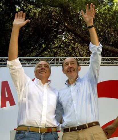 Pere Navarro (izquierda), en la Fiesta de la Rosa junto a Rubalcaba.