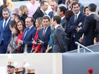 El líder de Ciudadanos, Albert Rivera, y el presidente del PP, Pablo Casado, conversan antes del inicio del desfile militar del 12 de octubre.