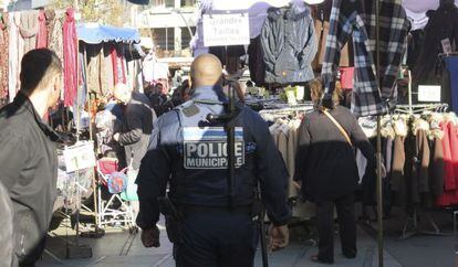 Un policia patrulla al mercat dominical de Saint-Denis.
