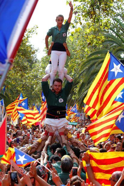 Unos jóvenes hacen un 'castel' durante la manifestación de la Diada en Barcelona.
