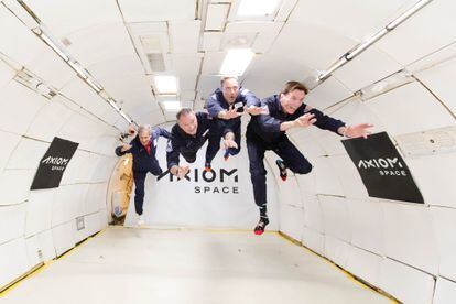 Michael López-Alegría, segundo por la izquierda, en un vuelo de gravedad cero a bordo de un avión de Axiom Space, con sus compañeros de misión.