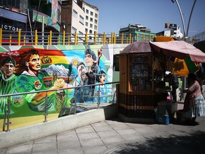 Un mural frente al estadio Hernando Siles en La Paz dedicado a Lionel Messi y a la selección de Argentina.