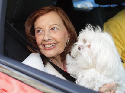 María Teresa Campos junto a su perro en Madrid, a 20 de octubre de 2021.