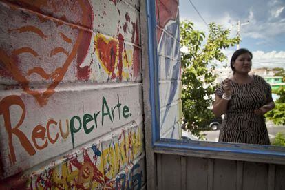 Dos niños escribieron en este lugar la frase de un narcocorrido dedicado al Chapo Guzmán. Intentar que los pequeños encuentren una alternativa a la narcocultura es la gran meta de las acciones.