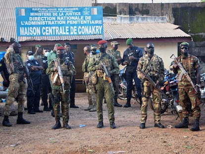 Soldados de las Fuerzas Especiales de Guinea ante la puerta de la prisión central de Conakry el pasado 7 de septiembre, antes de la liberación de decenas de presos políticos.