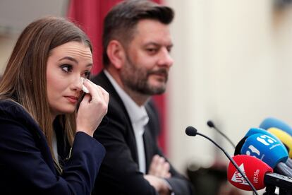 La fallera mayor de València, Consuelo Llobell, junto al concejal de Cultura Festiva, Carlos Galiana, durante la rueda de prensa ofrecida para dirigirse al colectivo fallero tras el aplazamiento de las fiestas por la crisis del coronavirus. EFE/Kai Försterling