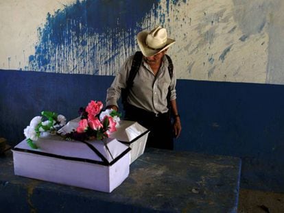 Ataúdes con los restos de dos de las víctimas de El Mozote, en una ceremonia de entierro en diciembre de 2016. 