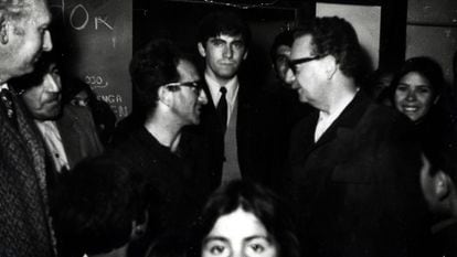El sacerdote valenciano Antonio Llidó Mengual, conversando con el presidente chileno Salvador Allende (d), durante la visita de éste a las escuelas de su parroquia.