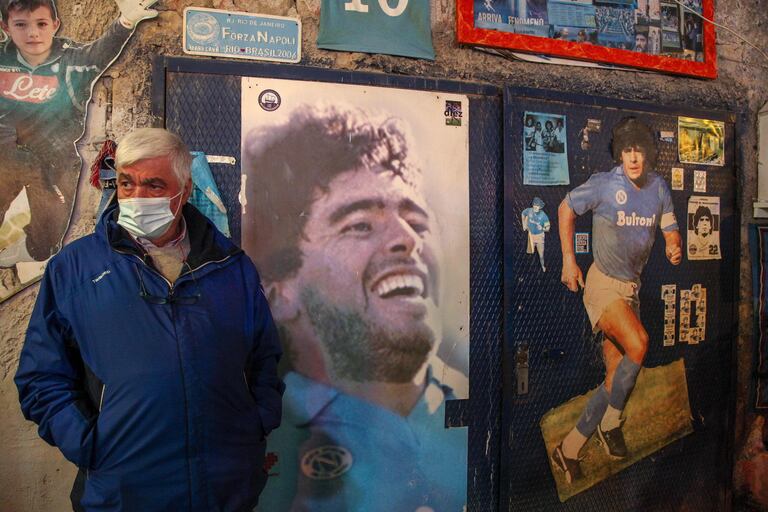 Un hombre, este miércoles junto a un mural de Maradona en Nápoles.