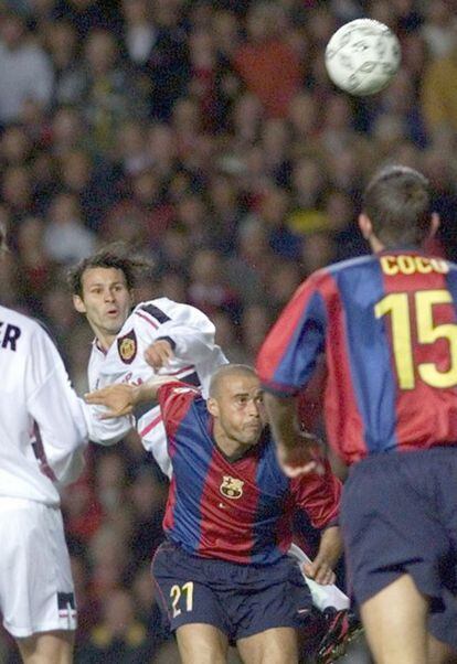 Ryan Giggs salta por encima del jugador de Luís Enrique, durante unpartido de la Copa de la UEFA, en Old Trafford en 1998
