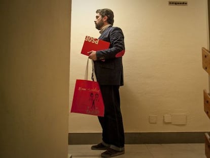 Militantes Socialistas de Torrelodones hacen campa&ntilde;a electoral puerta a puerta entre sus vecinos. 