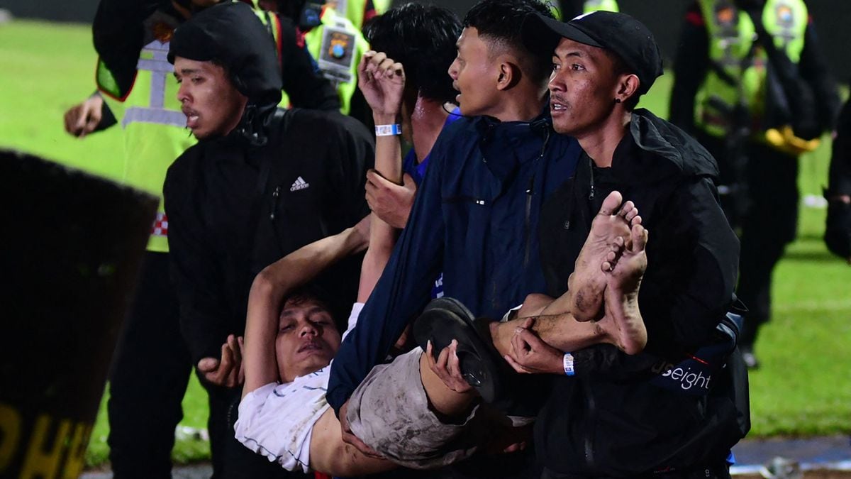 Sedikitnya 174 orang tewas dalam kerusuhan di pertandingan sepak bola di Indonesia |  internasional
