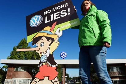 Una activista protesta ante la sede de Volkswagen en Wolfsburg (Alemania) el mes pasado. 
