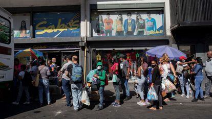 Un grupo de personas espera transporte público en Caracas (Venezuela).