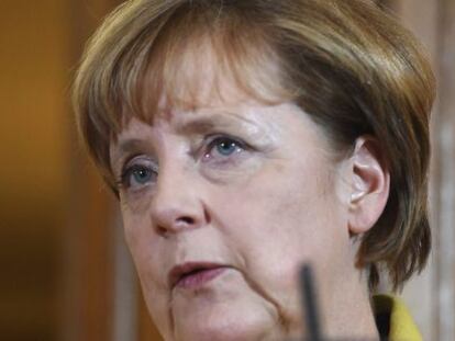  La canciller alemana Angela Merkel se dirige a los medios durante una rueda de prensa ofrecida junto al primer ministro brit&aacute;nico, David Cameron.