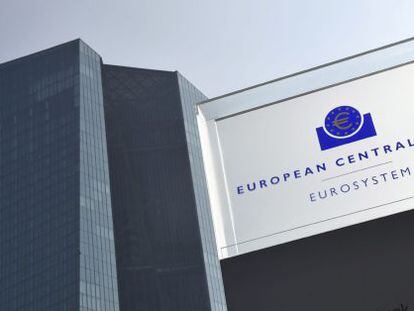 Vista del logotipo del Banco Central Europeo (BCE) en su sede de Fr&aacute;ncfort, Alemania.  