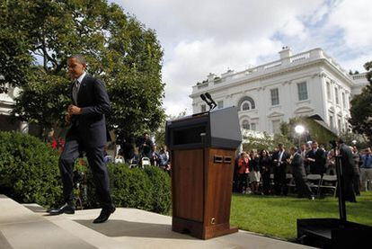 El presidente Barack Obama abandona los jardines de la Casa Blanca tras pronunciar su discurso.