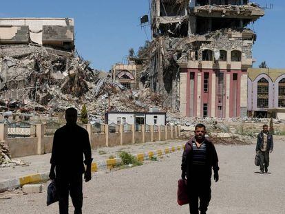 Unos ciudadanos caminan por los alrededores de lo que queda de la Universidad de Mosul.