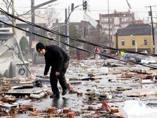 Un hombre camina entre los escombros en Nashville, Tennessee.