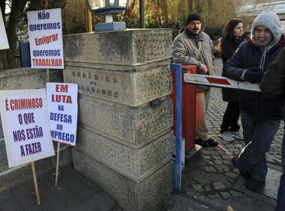 Trabajadores de la fábrica portuguesa Valadares protestan en demanda de dos meses de salario.