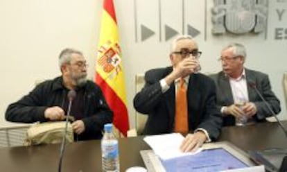 Los secretarios generales de CCOO, Ignacio Fernández Toxo (derecha), y de UGT, Cándido Méndez (izquierda), junto al presidente del Comité Económico y Social (CES), Marcos Peña (centro), durante la inauguración hoy, en el CES, de una jornada sobre la "Incidencia de la reforma laboral en el mantenimiento de la ultractividad". EFE/Chema Moya