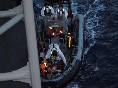 Traslado a la fragata Canarias del superviviente gambiano de un naufragio en el Mediterr&aacute;neo.  