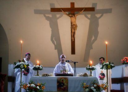 El arzobispo de Buenos Aires, Mario Poli, celebra una misa por el día de San Cayetano, patrono del trabajo, en agosto de 2020.