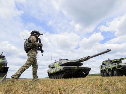 Un soldado de infantería pasa ante un carro de combate Panther KF51, en Rheinmetall, en el Estado alemán de Baja Sajonia, en julio de 2022.