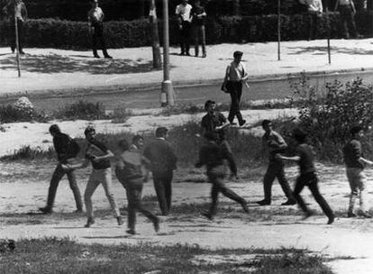 Estudiantes a la carrera por el campus en los disturbios posteriores al concierto.