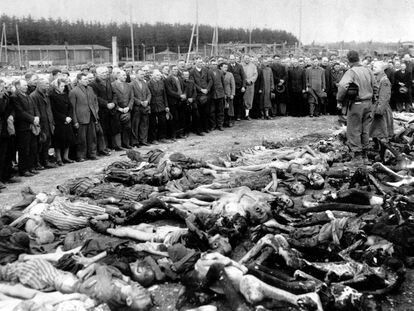 Ciudadanos alemanes ante v&iacute;ctimas del Holocausto del campo de concentraci&oacute;n de Landsberg (Alemania), en 1945.