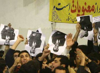 Estudiantes muestran retratos invertidos de Ahmadineyad en una visita del presidente a la Universidad de Teherán en diciembre de 2006.