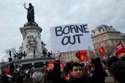 Un manifestante con una cartel que pide la destitución de la primera ministra francesa, Élisabeth Borne, durante una protesta este martes en París. 