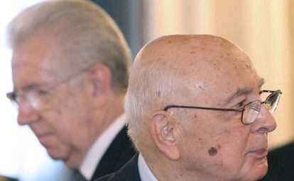 El primer ministro italiano, Mario Monti, (al fondo) y el presidente Giorgio Napolitado, el s&aacute;bado en el Senado, en Roma. 