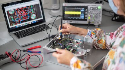 En un laboratorio de la empresa de tecnología Qant, una mujer muestra una medición de voltaje en un sensor cuántico