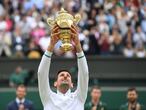 Wimbledon (United Kingdom), 11/07/2021.- Novak Djokovic of Serbia poses for a photo with the trophy after winning the men's final against Matteo Berrettini of Italy at the Wimbledon Championships, Wimbledon, Britain 11 July 2021. (Tenis, Italia, Reino Unido) EFE/EPA/NEIL HALL EDITORIAL USE ONLY