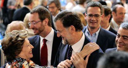 Rajoy saluda a una simpatizante en Vitoria.