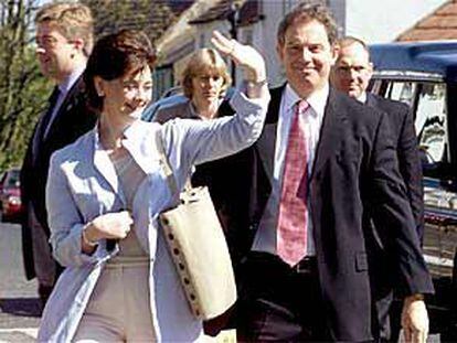 El primer ministro británico, Tony Blair, ayer, con su esposa en la ciudad inglesa de Sedgefield.