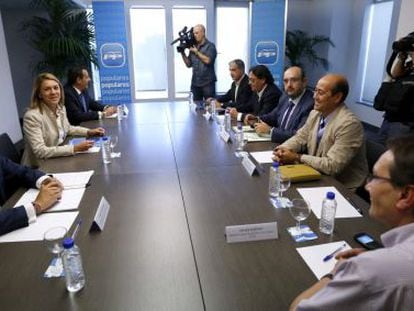 Reuni&oacute;n de los representantes sindicales de la funci&oacute;n publica con Cospedal y Floriano en la sede del PP. 
