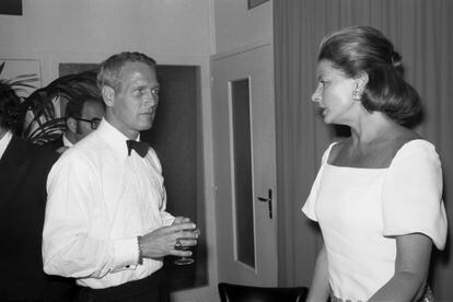 Ingrid Bergman, presidenta del jurado del Festival de Cannes de 1973, charla con Paul Newman.